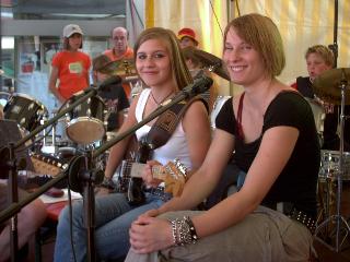 Musikernachwuchs auf der Music Brothers Showbühne  "Ronja und Majo"